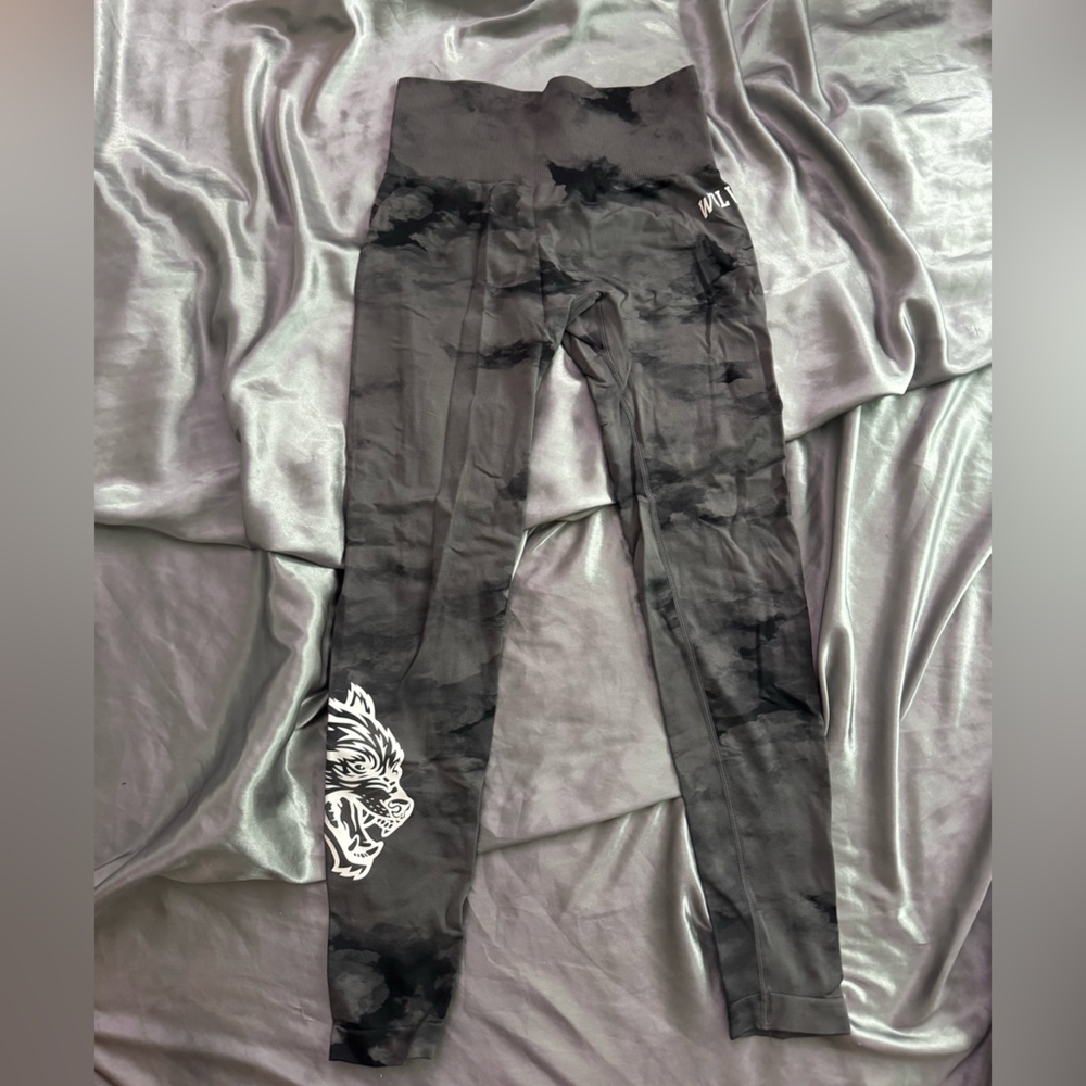 Loyalty "Everson Seamless" Leggings in Black Ghost Clouds